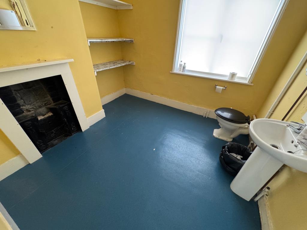 Lot: 43 - FREEHOLD COMMERCIAL PROPERTY WITH CONVERSION/REDEVELOPMENT POTENTIAL - First floor WC